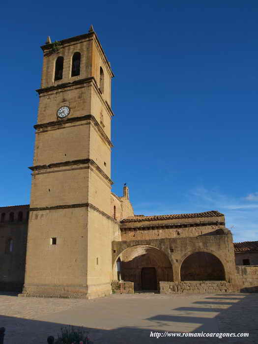 DETALLE DE LA TORRE Y PIES DEL TEMPLO